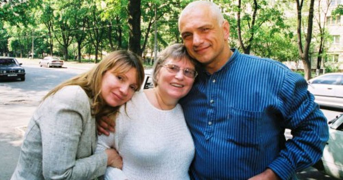 Юлія й Олександр Тимошенки та Лідія Сокольченко перед Лукьяновським СІЗО 15 травня 2003р.