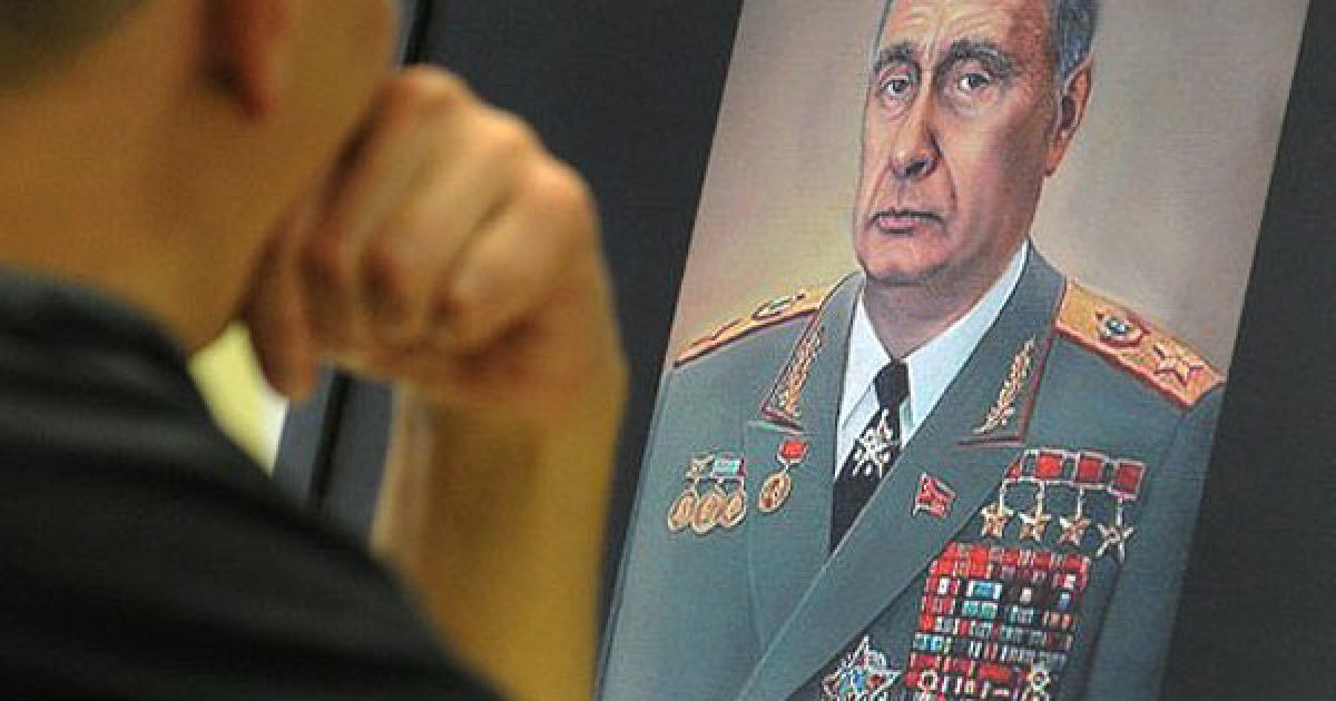 Росія, Москва. Чоловік роздивляється шарж із зображенням прем&#039;єр-міністра РФ Володимира Путіна у вигляді Леоніда Брежнєва, виставлений в Москві. Путіна порівнюють із радянським лідером, який керував країною довше за інших. / © AFP