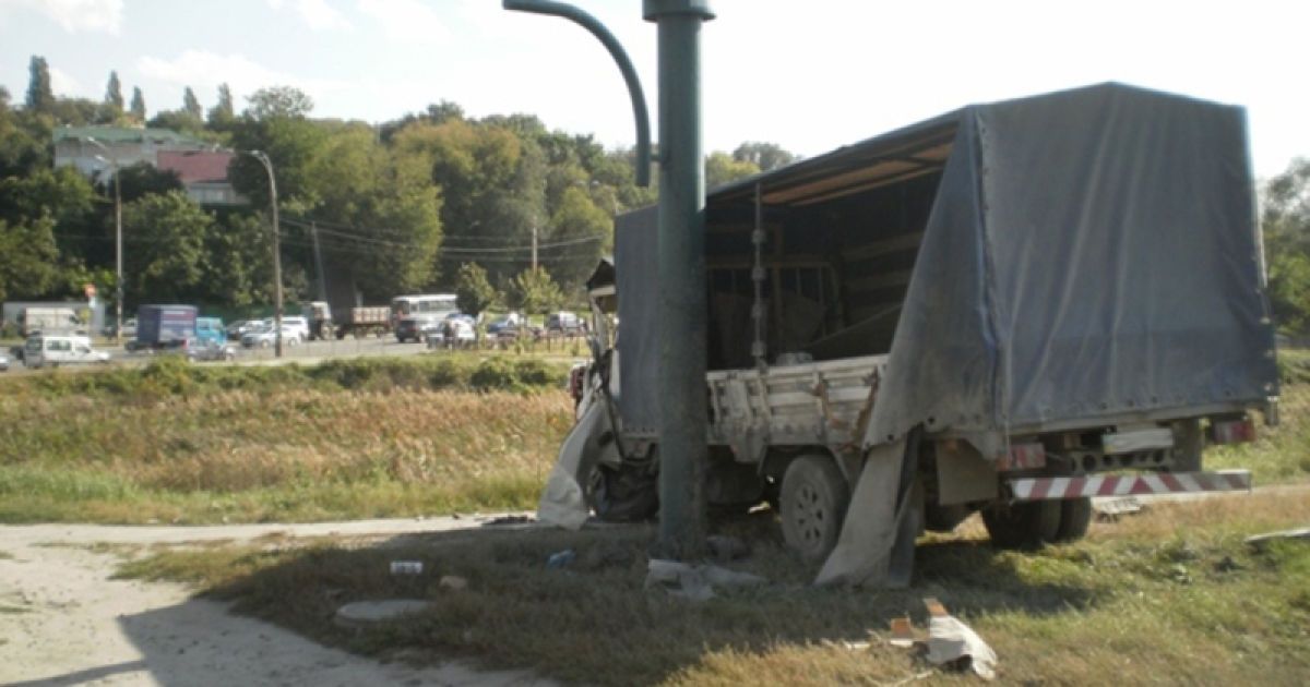 У Києві вантажівка, у якої відмовили гальма "влаштувала" масштабне ДТП за участю 9 машин. / © sai.gov.ua