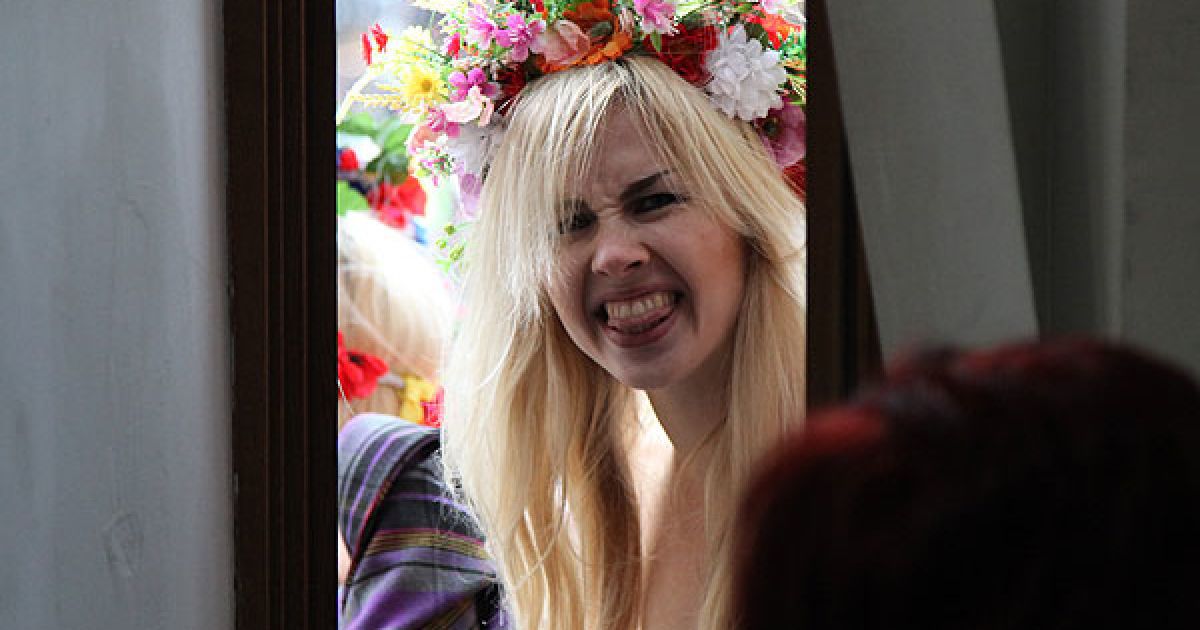 Топлес-акція FEMEN на ЦУМі "Ю и Я - одна уйня"_25