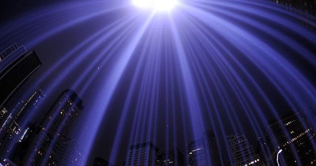 США, Нью-Йорк. Меморіал "Tribute in Light" висвітлює небо над Нью-Йорком під час відзначення 10-ої річниці теракту 9/11. Меморіал складається з 88 прожекторів, які встановили на місці веж-близнюків Всесвітнього торгового центру. / © AFP