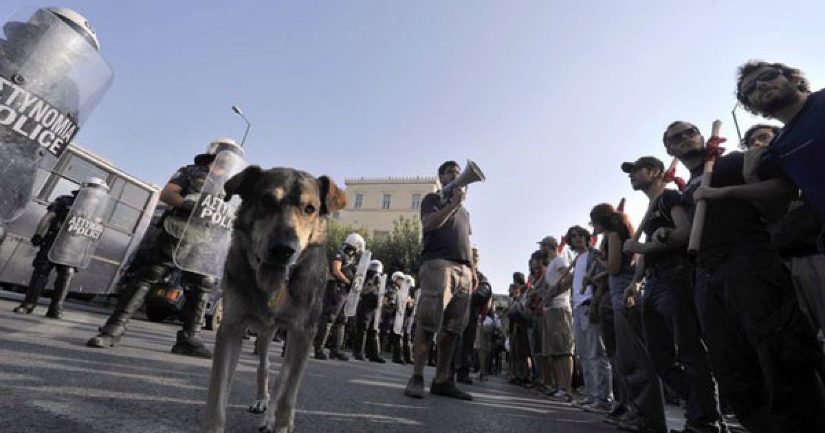 Греція, Афіни. Сотні студентів взяли участь у акції протесту перед парламентом Греції. Вони виступили проти реформування освіти та жорстких заходів економії. / © AFP