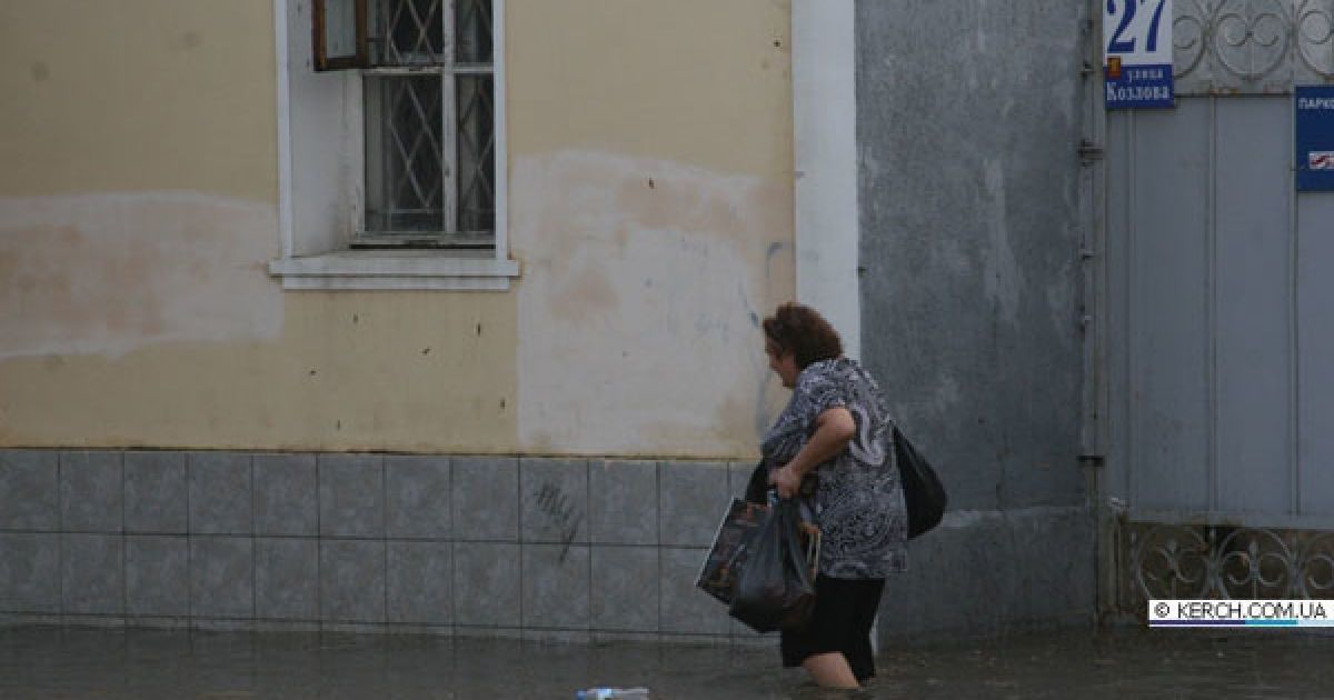 На кримьске місто Керч обрушилися дві потужні зливи з градом, а над Керченською протокою пронісся смерч. / © kerch.com.ua