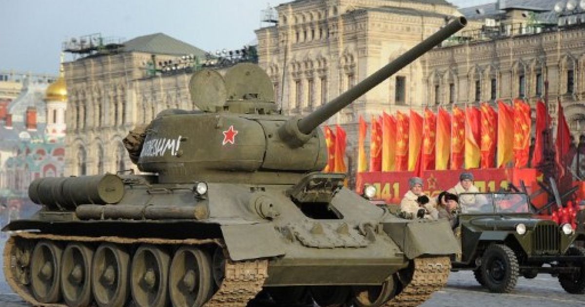 У Москві відтворили легендарний парад 7 листопада 1941 року
