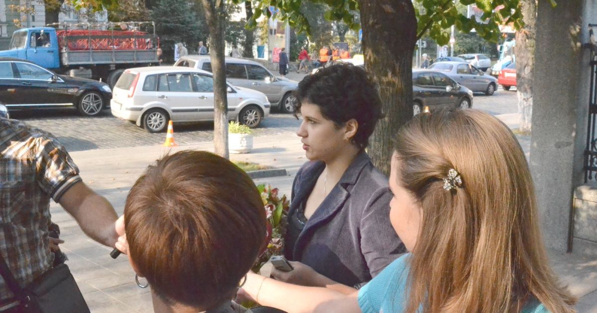 Студентка Києво-Могилянської академії Дарина Степаненко під час спланованої акції проти Дмитра Табачника, вліпила міністрові освіти ляпаса букетом хризантем.