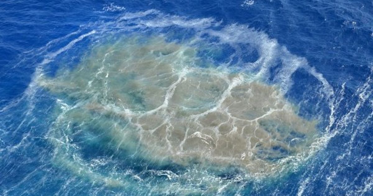 Іспанія. Зелені та коричневі плями на морі біля узбережжя іспанського острова Ель Йерро (Канарські острови). Кілька землетрусів потужністю від 1 до 4 балів за шкалою Ріхтера сталися в результаті підводного вулканічного виверження. Фото AFP/Іспанський уряд / © AFP