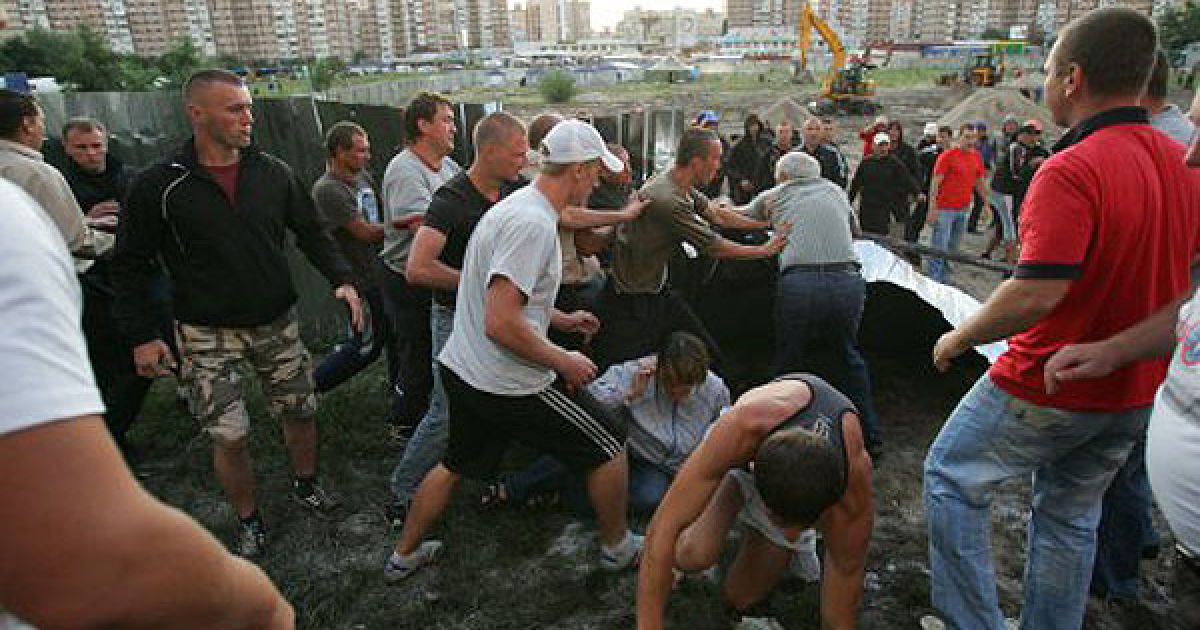 Мирна акція проти забудови на Троєщині в Києві переросла у криваву бійку / © УНІАН