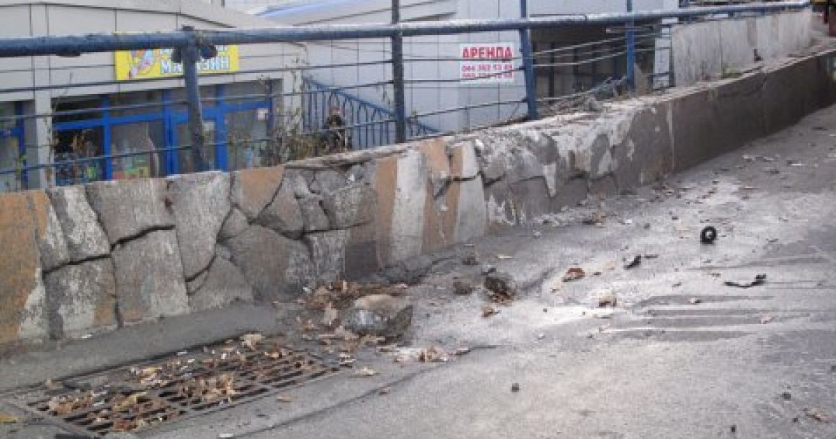 У Києві на з'їзді з Кільцевої іномарка злетіла в повітря і впала на людей. / © Сегодня