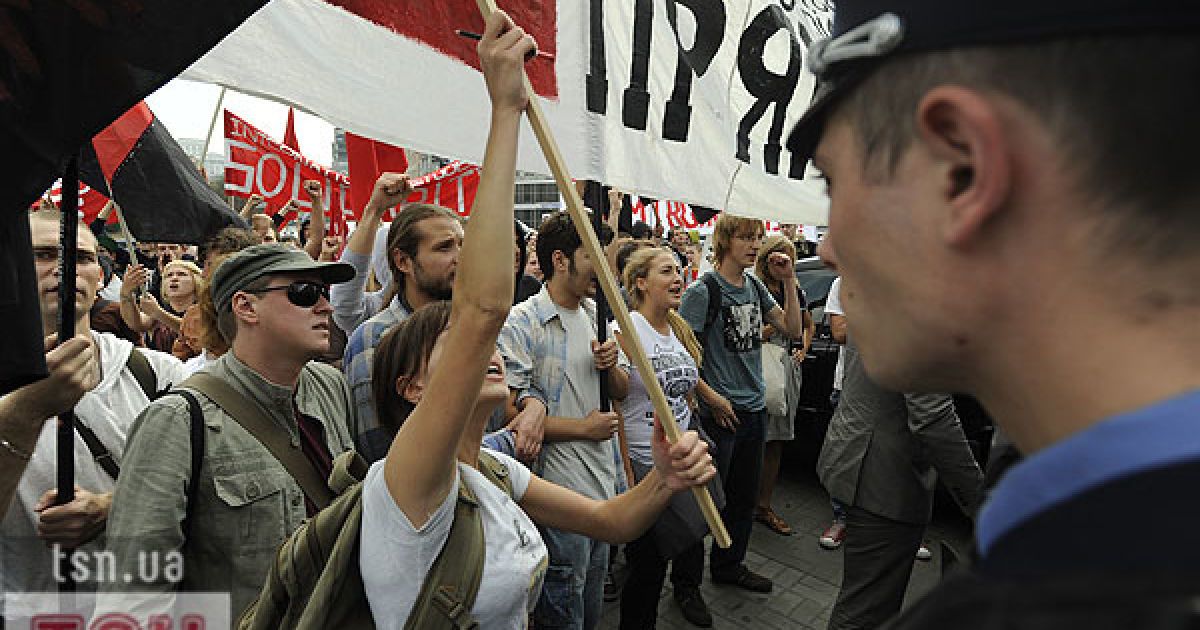 Правоохоронці погодилися випустити студентів з оточення на виході з Михайлівської площі й дозволити їм пройти вулицею Трьохсвятительською до будівлі "Українського дому".