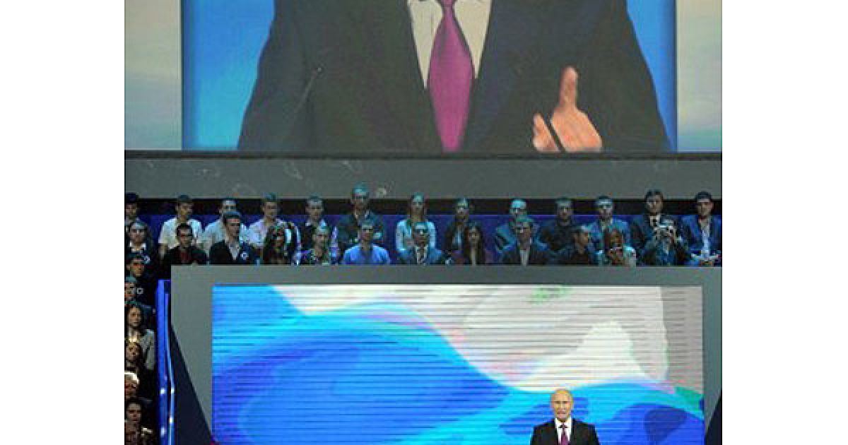 Путін погодився на пропозицію Мєдвєдєва і висловив надію, що чинний президент Росії після його перемоги на президентських виборах очолить уряд. / © AFP