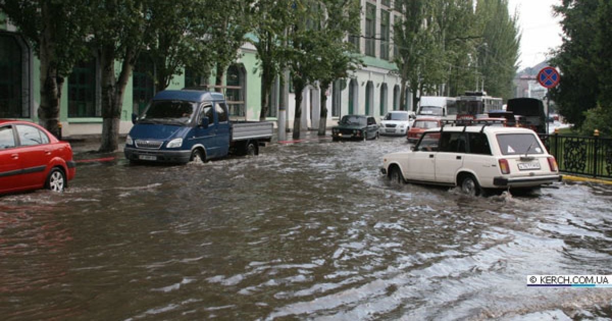На кримьске місто Керч обрушилися дві потужні зливи з градом, а над Керченською протокою пронісся смерч. / © kerch.com.ua