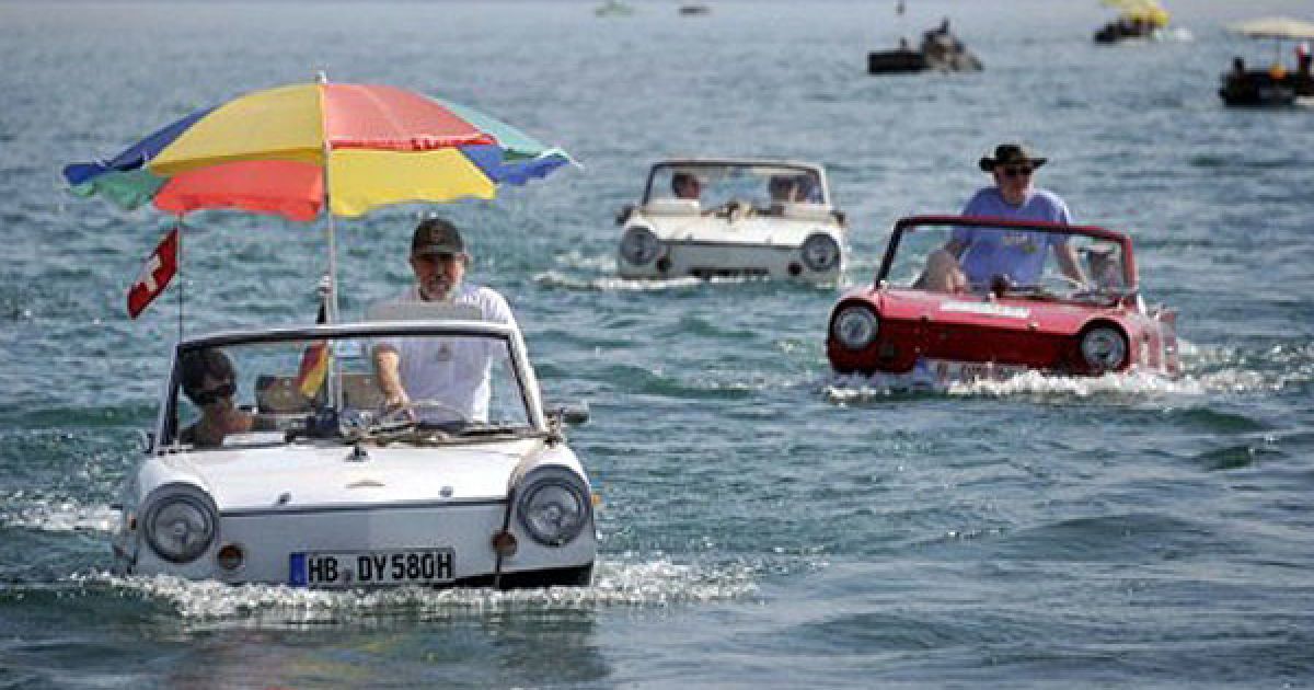26-ий зліт власників автомобілів-амфібій на озері Невшатель у Швейцарії / © AFP