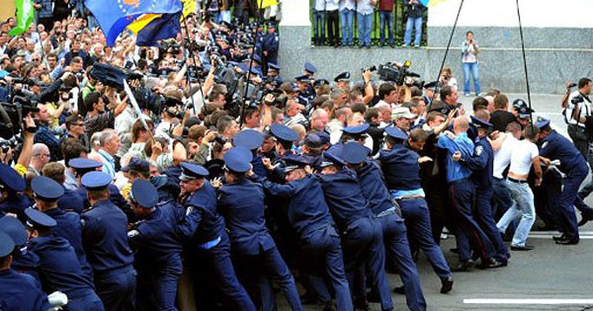 Україна, Київ. Учасники мітингу опозиції намагаються прорватися через кордон міліції під час акції в центрі Києва. Більше тисячі людей, всупереч забороні суду, взяли участь у мітингу опозиції з нагоди 20-ої річниці Незалежності України. / © AFP