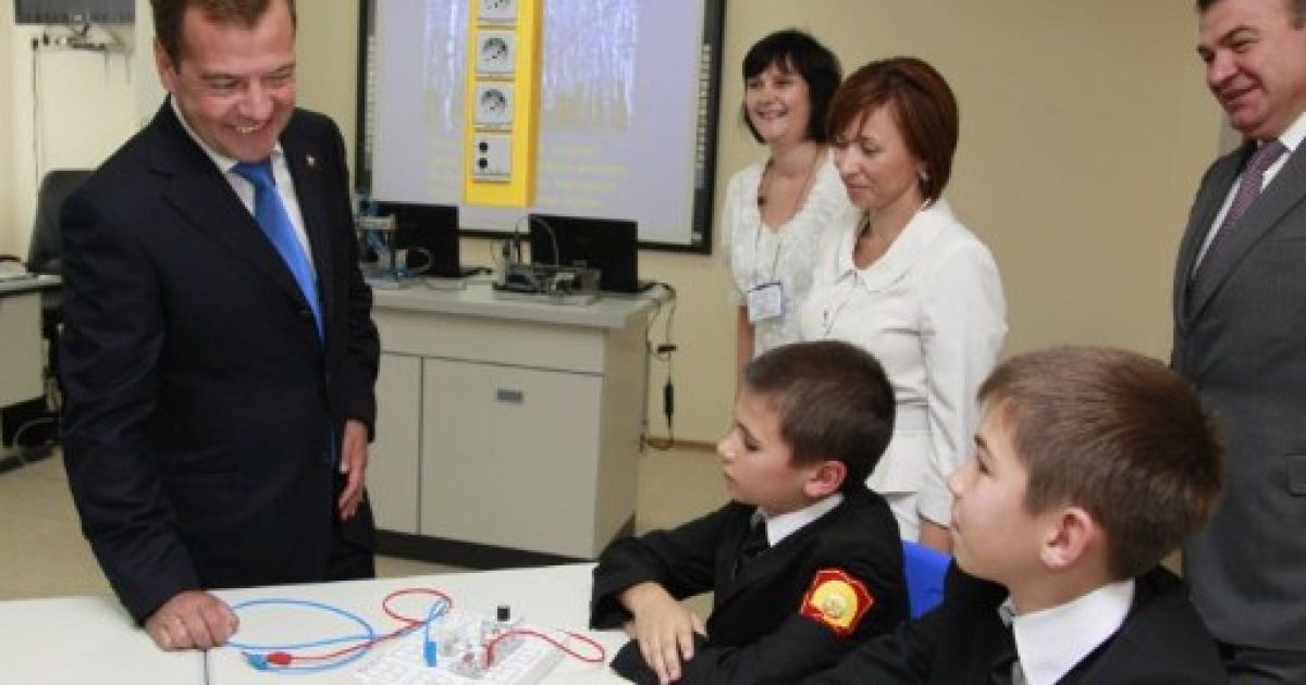 Президент Росії провів урок по державній символіці, розповів п'ятикласникам про гімн, герб і прапор Росії. / © AFP