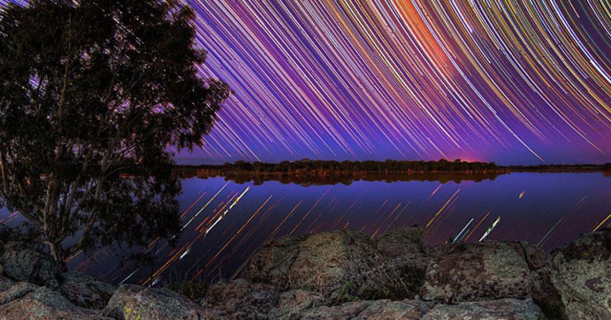 Австралійський фотограф-любитель Лінкольн Харрісон зробив унікальні знімки обертання Всесвіту, встановивши штатив на березі озера Еппалок в штаті Вікторія.