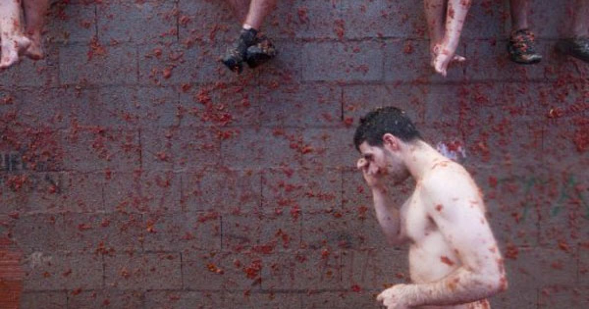 В іспанському місті Буньоль провели щорічне яскраве помідорне свято &mdash; фестиваль "Томатіна". / © AFP