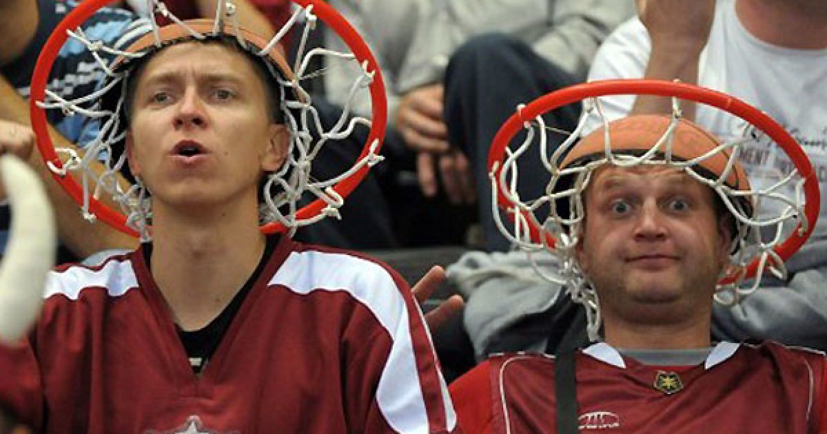 Литва, Шауляй. Латвійські вболівальники дивляться відбірко вий матч чемпіонату "Євробаскет 2011" між Латвією та Сербією. / © AFP