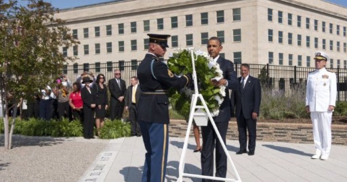У США пройшли меморіальні церемонії, присвячені 10-й річниці терактів 9/11 у Нью-Йорку, Вашингтоні та Пенсільванії. / © AFP