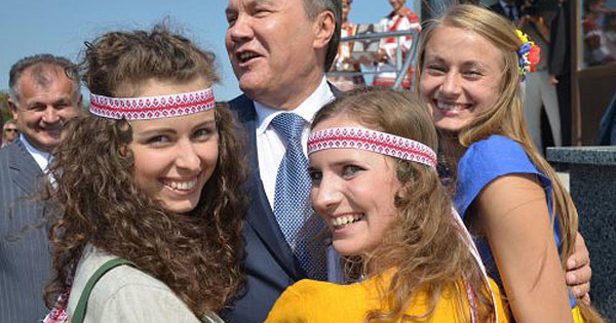 Глава держави також відвідав фестиваль поліських страв "Кулінарна спадщина" та відкрив культурно-археологічний центр "Пересопниця". / © УНІАН