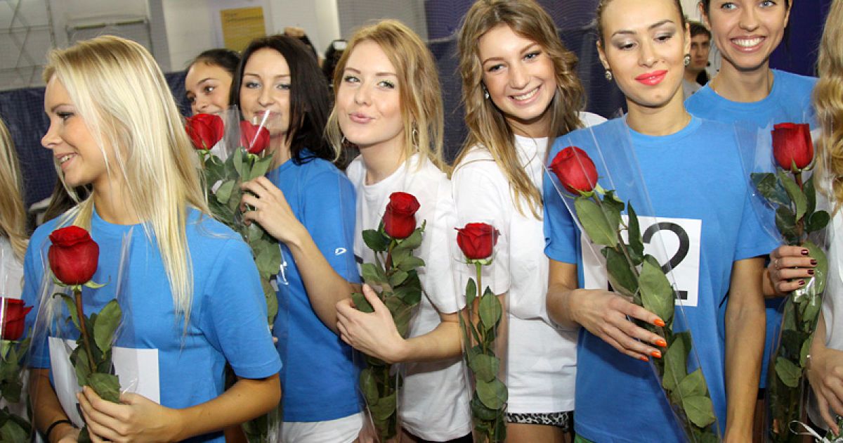 Російська команда зіграла з моделями в еротичний футбол / © fcvolgann.ru