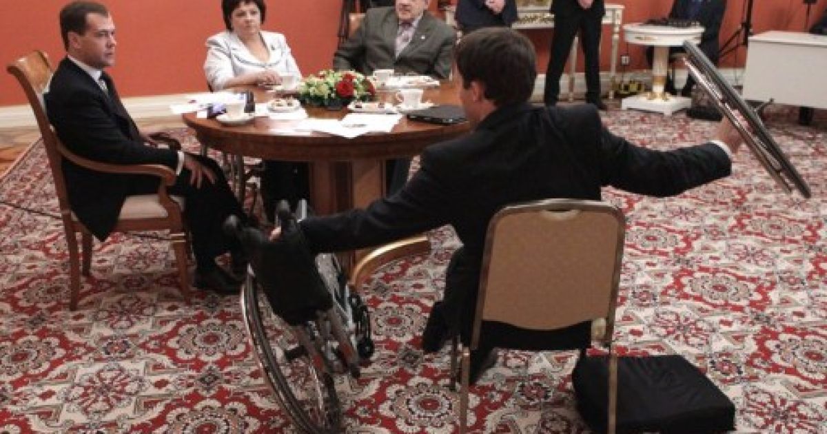 Росія, Москва. Президент Росії Дмитро Мєдвєдєв розмовляє з депутатом Думи, багаторазовим переможцем і призером Паралімпійських ігор Михайлом Терентьєвим під час зустрічі з членами Російського товариства інвалідів та Спортивного клубу інвалідів у Москві. / © AFP