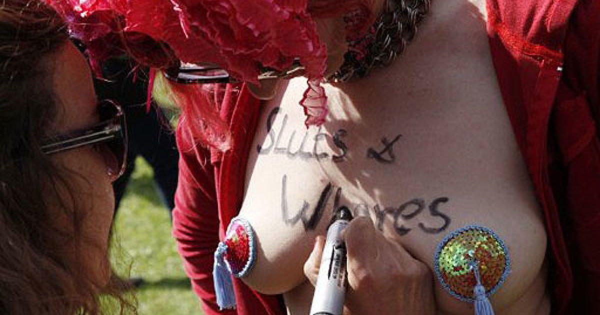 В Берліні (Німеччина) провели акцію протесту "Марш повій" ("Slutwalk"), під час якої десятки оголених жінок виступили проти сексуального насильства. / © AFP