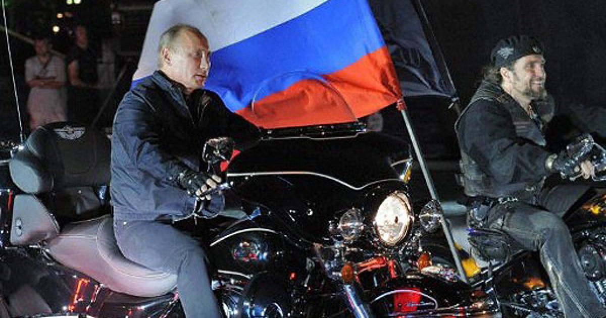 Прем&rsquo;єр-міністр РФ Володимир Путін взяв участь у байк-шоу, яке організував в Новоросійську мотоклуб "Нічні вовки" з нагоди 68-ої річниці звільнення міста від фашистських загарбників. / © AFP