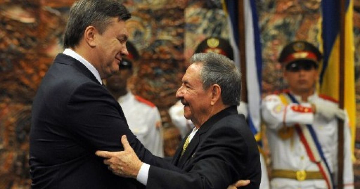Український лідер отримав її за особистий внесок у розвиток відносин між двома країнами. / © AFP