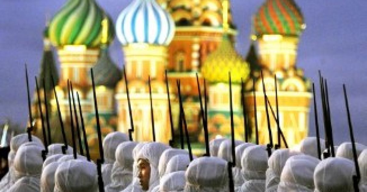 Росія, Москва. Солдати у військовій формі часів Великої Вітчизняної війни беруть участь в генеральній репетиції військового параду на Красній площі. Парад присвячено 70-річчю параду 1941 року, коли солдати одразу йшли на фронт після маршу в центрі Москви. / © AFP