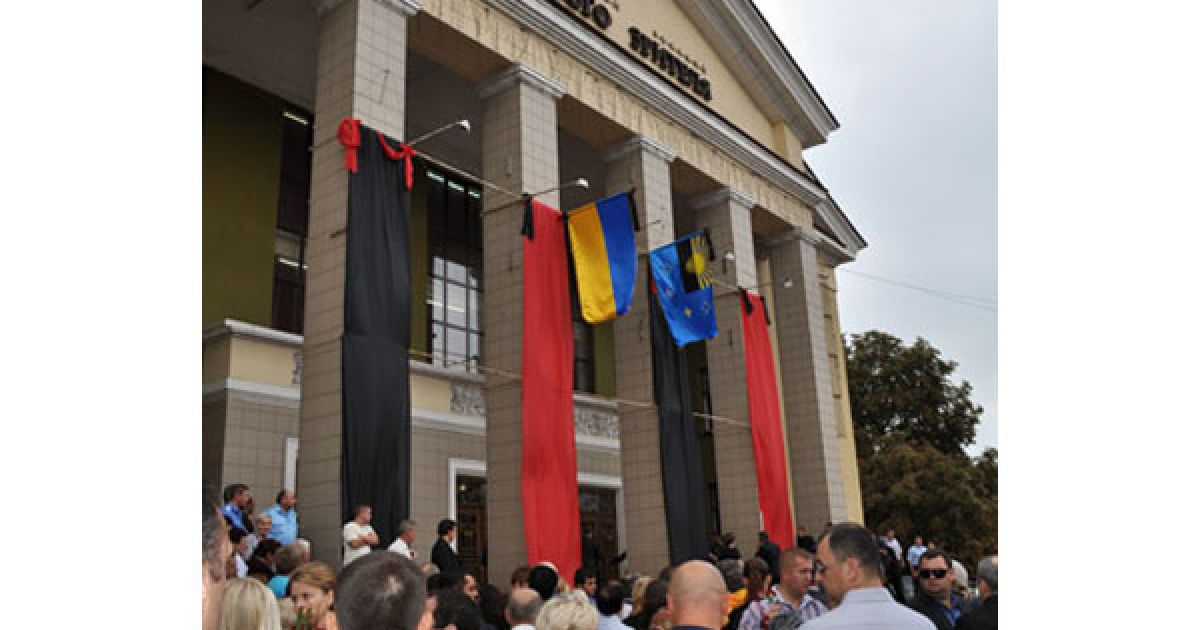 В Макіївці, в будівлі Театру юного глядача, відбулася громадянська панахида по прем&#039;єр-міністру Криму Василю Джарти / © ostro.org