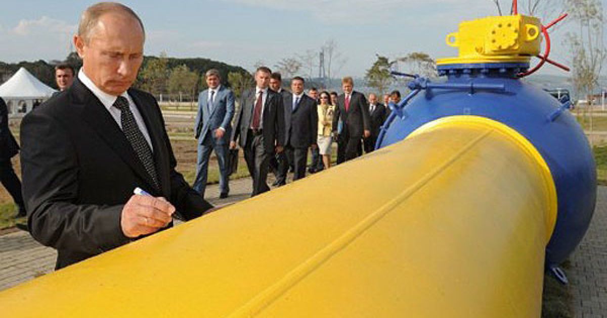 Росія, Владивосток. Прем'єр-міністр Росії Володимир Путін ставить автограф на газопровід "Сахалін-Хабаровськ-Владивосток" у російському місті Владивосток на Далекому Сході під час церемонії запуску трубопроводу. / © AFP