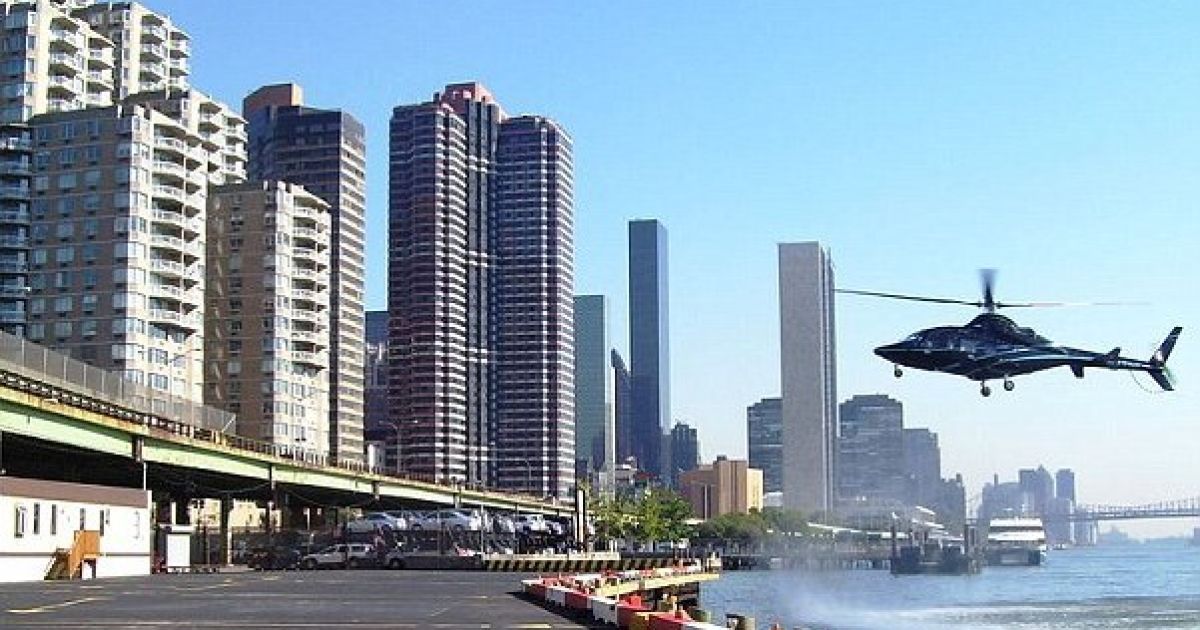 В центрі Нью-Йорка прогулянковий гелікоптер, на борту якого перебували четверо пасажирів і пілот, впав у води Іст-Рівера.