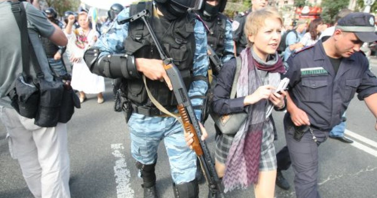 Під Печерським судом між прихильниками Тимошенко та беркутівцями виникла бійка / © УНІАН
