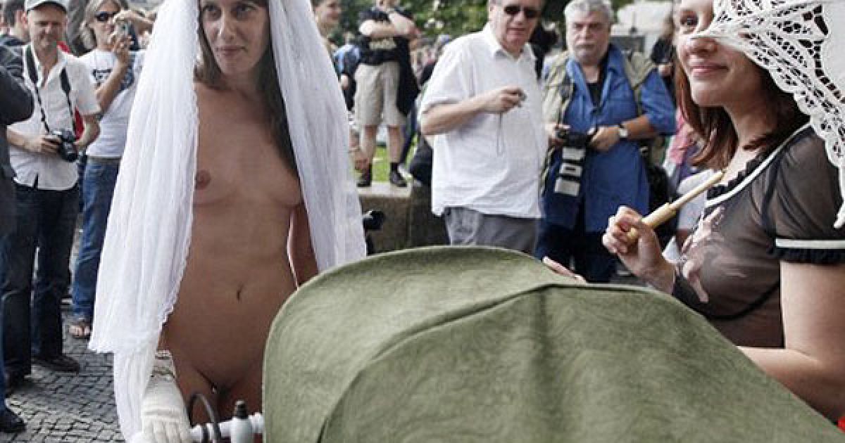 В Берліні (Німеччина) провели акцію протесту "Марш повій" ("Slutwalk"), під час якої десятки оголених жінок виступили проти сексуального насильства. / © AFP