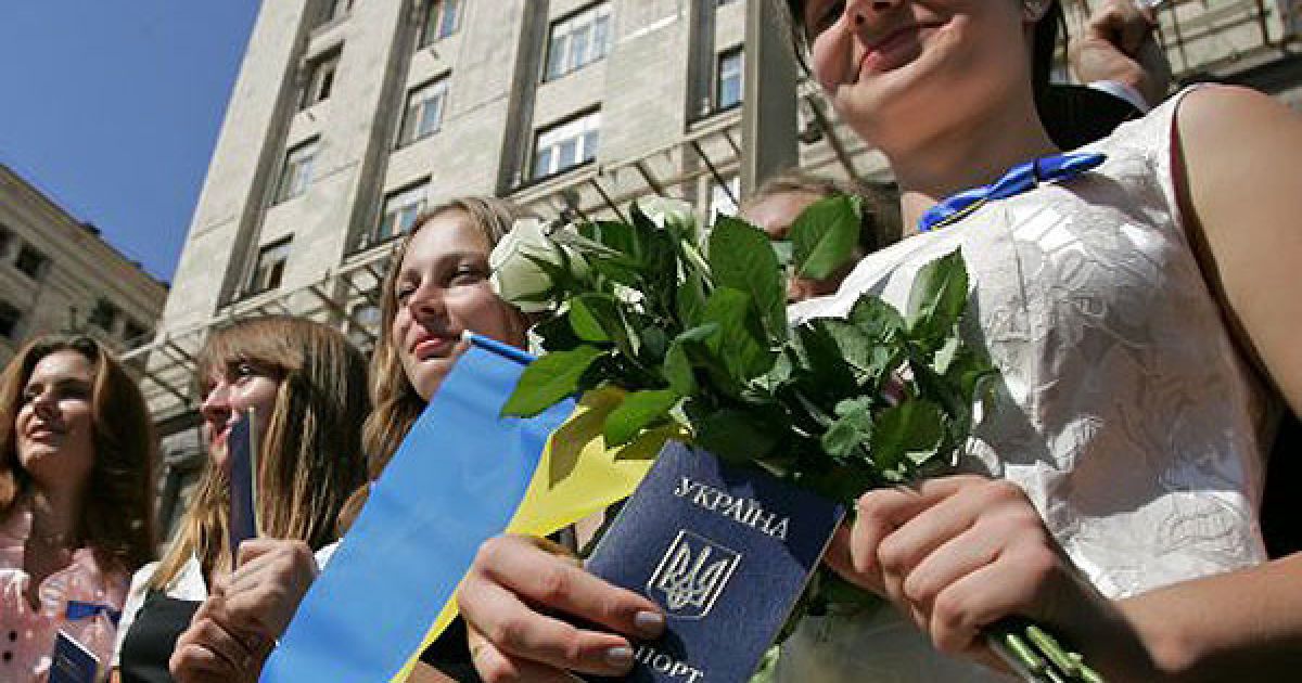 Голова КМДА Олександр Попов вручив паспорти громадян України 16-літнім киянам / © УНІАН