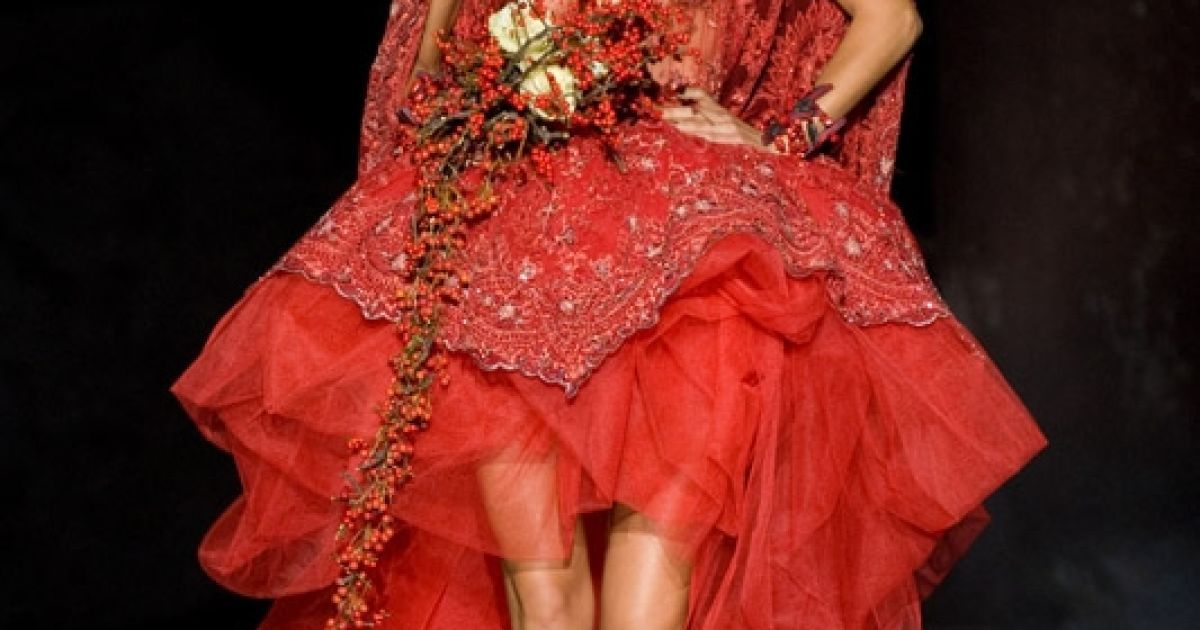 Айсіна втілила драматичну історію "відродження з попелу" / © fashionweek.com.ua