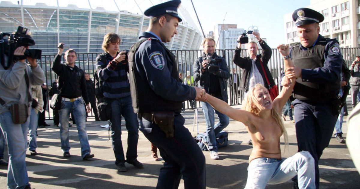 FEMENісток, які влаштували топлес-протест "Євро-угар 2012" проти перетворення України на "Бляділенд", затримала міліція. / © Жіночий рух FEMEN