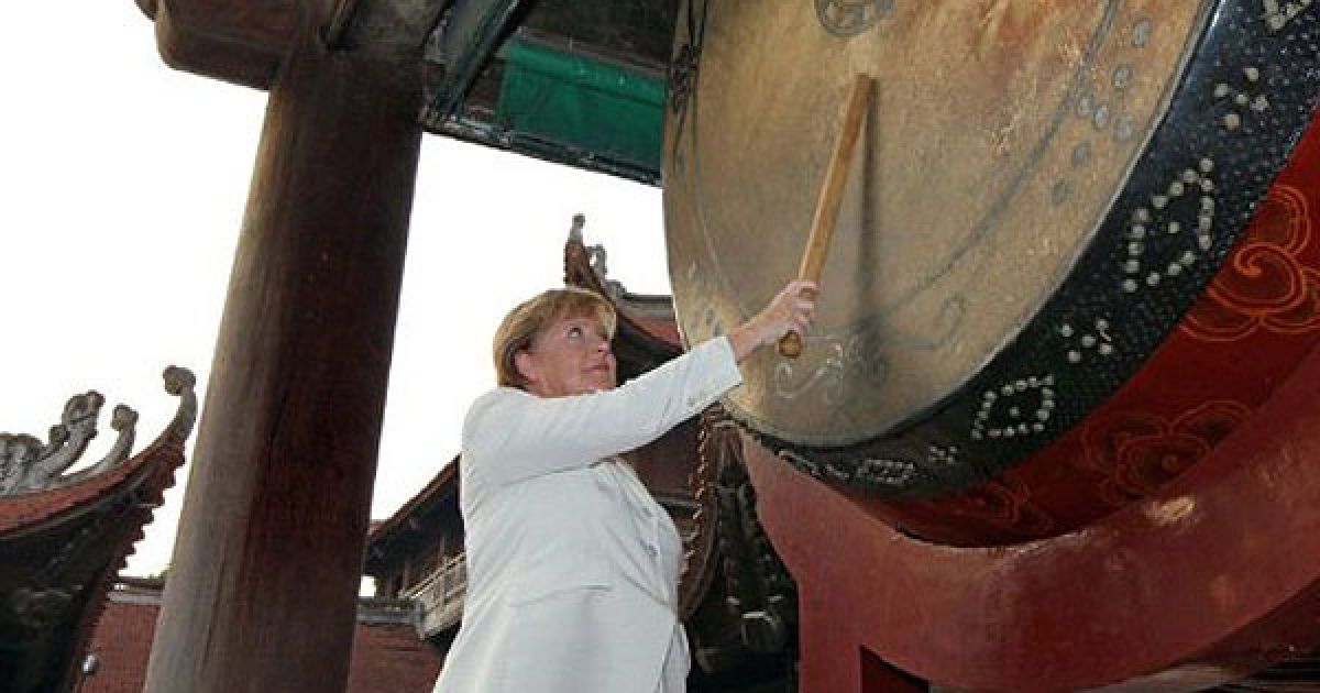 В&#039;єтнам, Ханой. Федеральний канцлер Німеччини Ангела Меркель б&#039;є у великий барабан під час візиту до Храму літератури, першого університету у В&#039;єтнамі, який був заснований у 13 ст. Меркель перебуває із дводенним офіційним візитом до В&#039;єтнаму. / © AFP