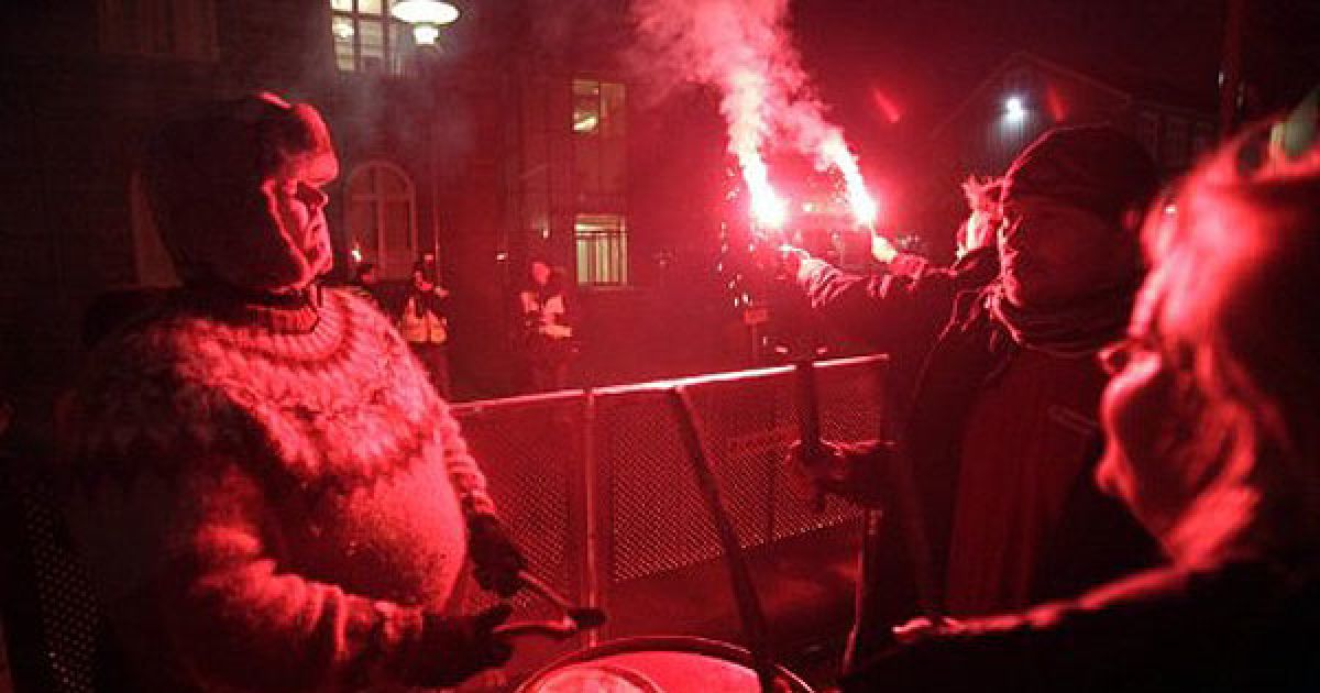 Ісландія, Рейк&#039;явік. Люди беруть участь у демонстрації перед ісландським парламентом Альтинг, який зібрався на осінню сесію. В суді розглядатимуть справу стосовно колишнього прем&#039;єр-міністра Гейра Хорде та його ролі у краху банківського сектора 2008 року, який поставив країну на коліна. / © AFP