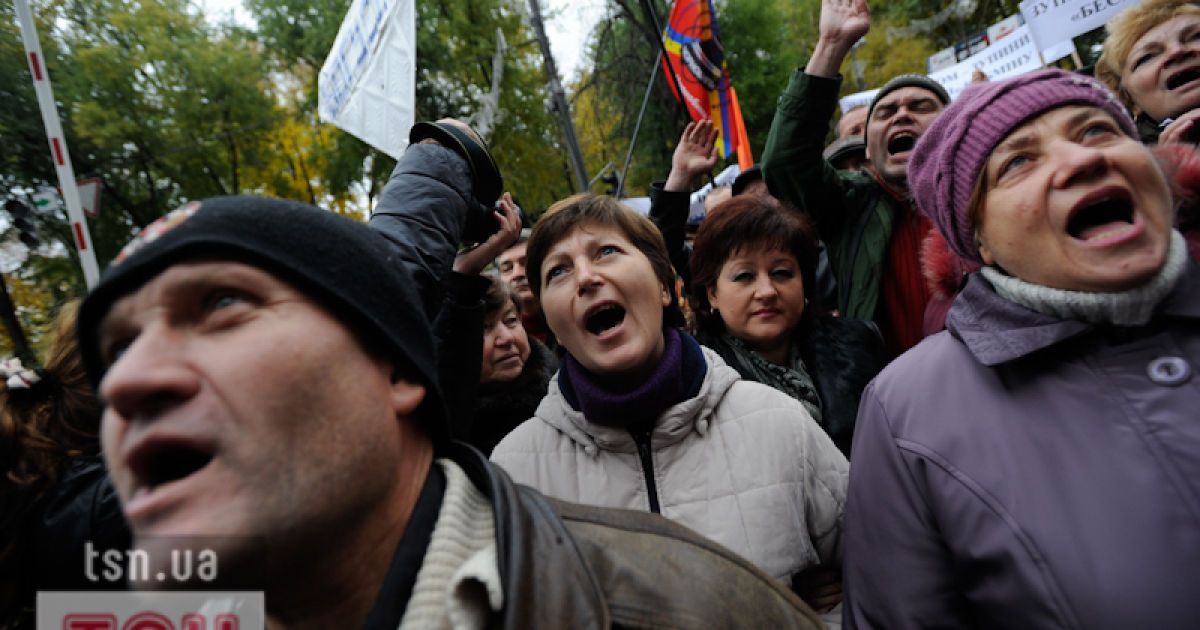 Близько 700 представників чорнобильських організацій провели акцію протесту під стінами Кабміну.