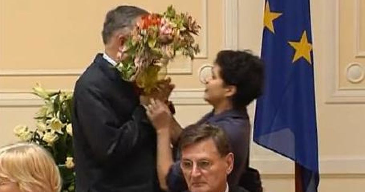 Студентка Києво-Могилянської академії Дарина Степаненко під час спланованої акції проти Дмитра Табачника, вліпила міністрові освіти ляпаса букетом хризантем. / © youtube