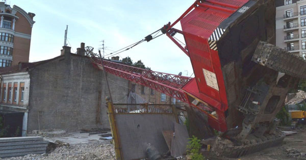 На дах будинку в центрі Києва впав будівельний кран / © Київські новини