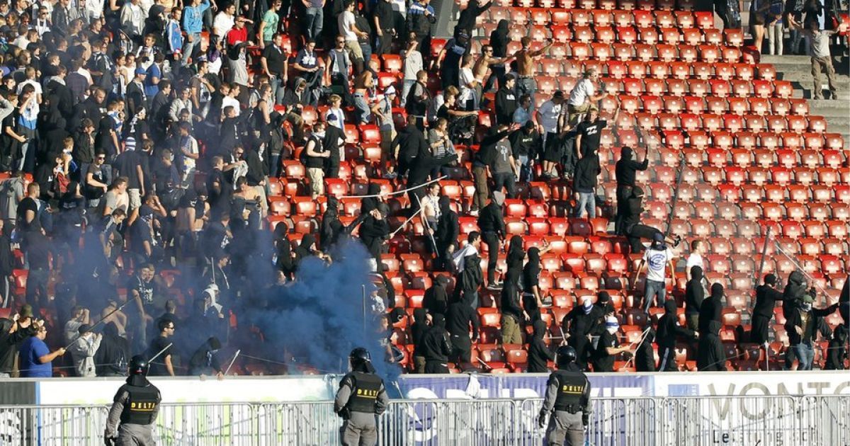 Під час матчу швейцарської Суперліги вболівальники команд затіяли нещадну бійку на трибунах, обійшлося без жертв. / © tagesanzeiger.ch