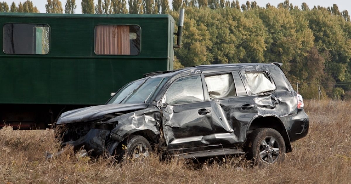 Авто також ледь не розчавив потяг
