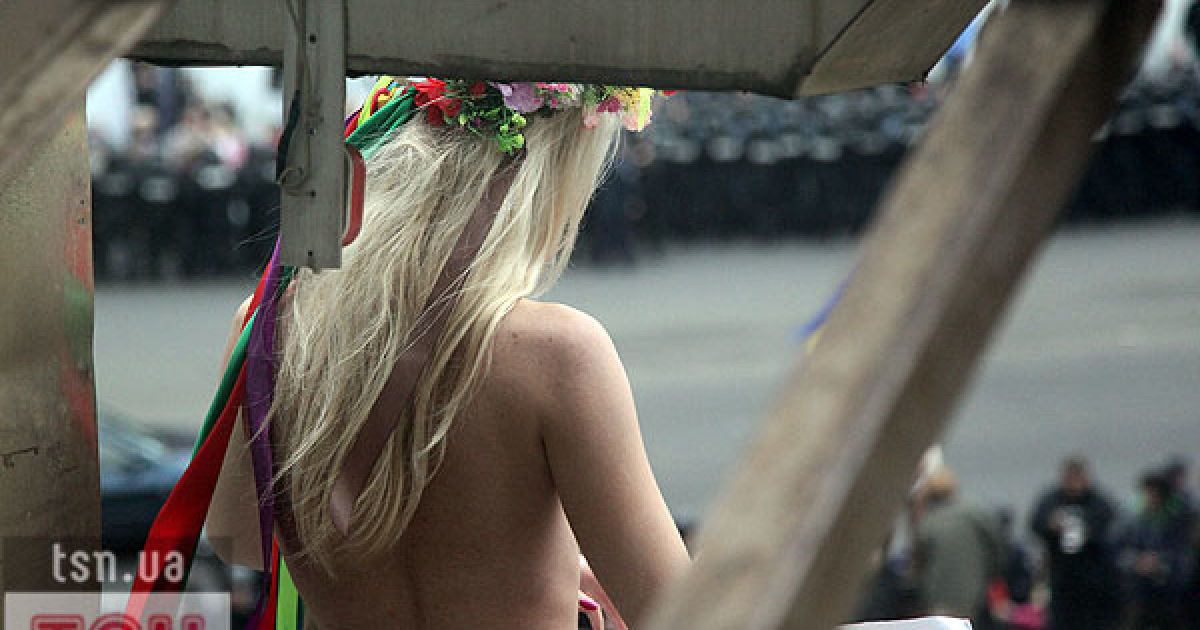 Топлес-акція FEMEN на ЦУМі "Ю и Я - одна уйня"_22