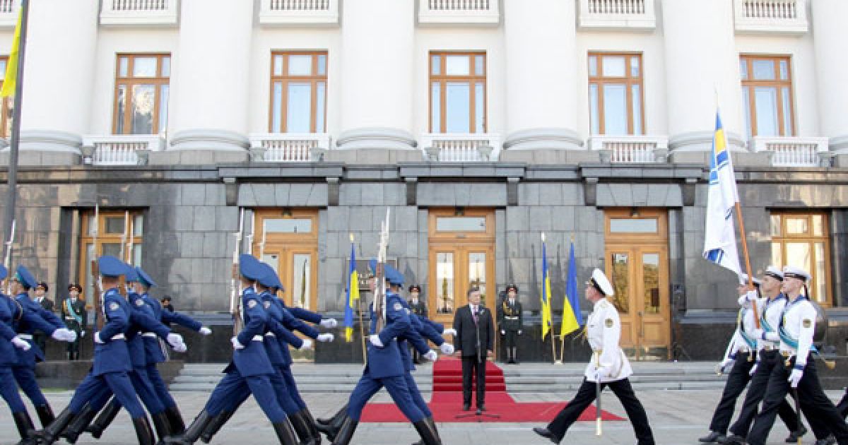 У Києві президент Віктор Янукович взяв участь в урочистій церемонії підняття Державного Прапора України.