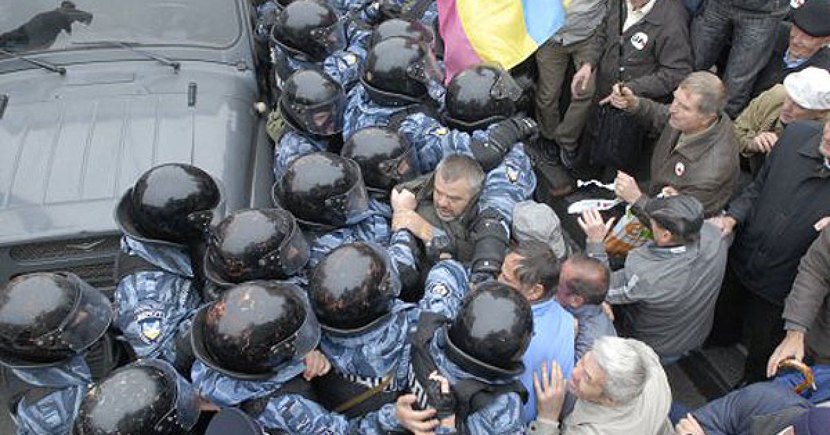 Сутички з "Беркутом" біля Печерського суду_5 / © УНІАН