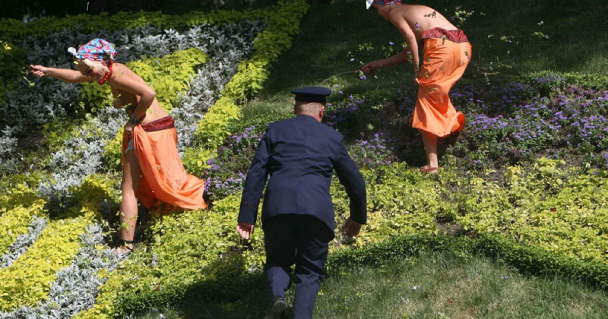 На День Незалежності жіночий рух FEMEN провів в центрі Києва топлес-акцію "День залежності" / © Жіночий рух FEMEN