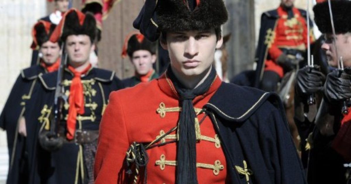 Хорватія, Загреб. Чоловіки у традиційних костюмах 17-го століття беруть участь у церемонії, присвяченій "Дню Крават" в Загребі. Хорватські солдати, що приєднувалися до французької королівської армії, пов&rsquo;язували на шию хустку, яка швидко поширилася і стала модним аксесуаром, "краваткою". / © AFP