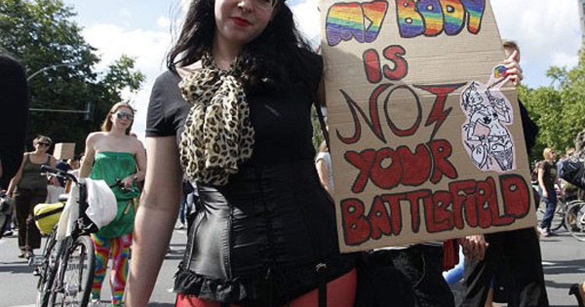 В Берліні (Німеччина) провели акцію протесту "Марш повій" ("Slutwalk"), під час якої десятки оголених жінок виступили проти сексуального насильства. / © AFP